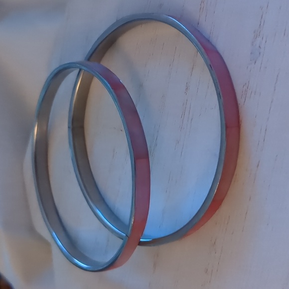 •Pink Mother-of-Pearl Bangle Bracelets - Picture 2 of 6